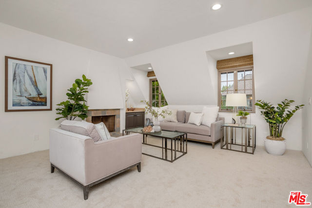 2917 N Poinsettia Avenue, Manhattan Beach CA: https://media.crmls.org/mediaz/1f0d3a17-7db0-46c3-9505-972379cb9f90.jpg