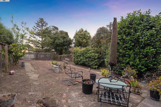 658 30Th Ave, San Francisco CA: https://media.crmls.org/mediaz/1f0d9793-e54f-48fc-9420-ccdd42c4a5dc.jpg