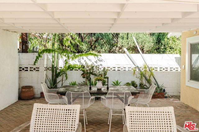 5421 Stratford Road, Los Angeles CA: https://media.crmls.org/mediaz/1f0e252a-40e7-4408-ad90-e3072ef7fea6.jpg