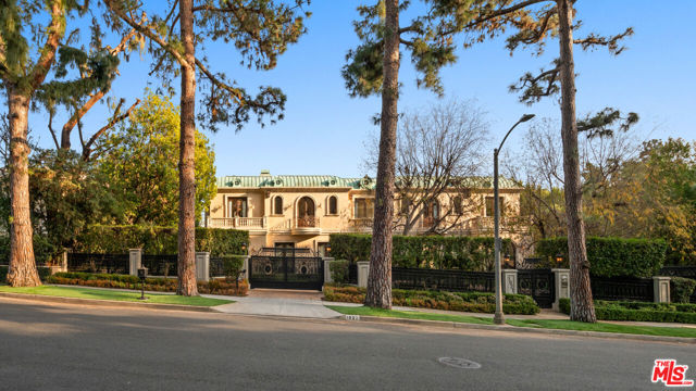 1021 N Crescent Drive, Beverly Hills CA: https://media.crmls.org/mediaz/1f0ea941-886c-4941-9814-3a38fb0615ad.jpg