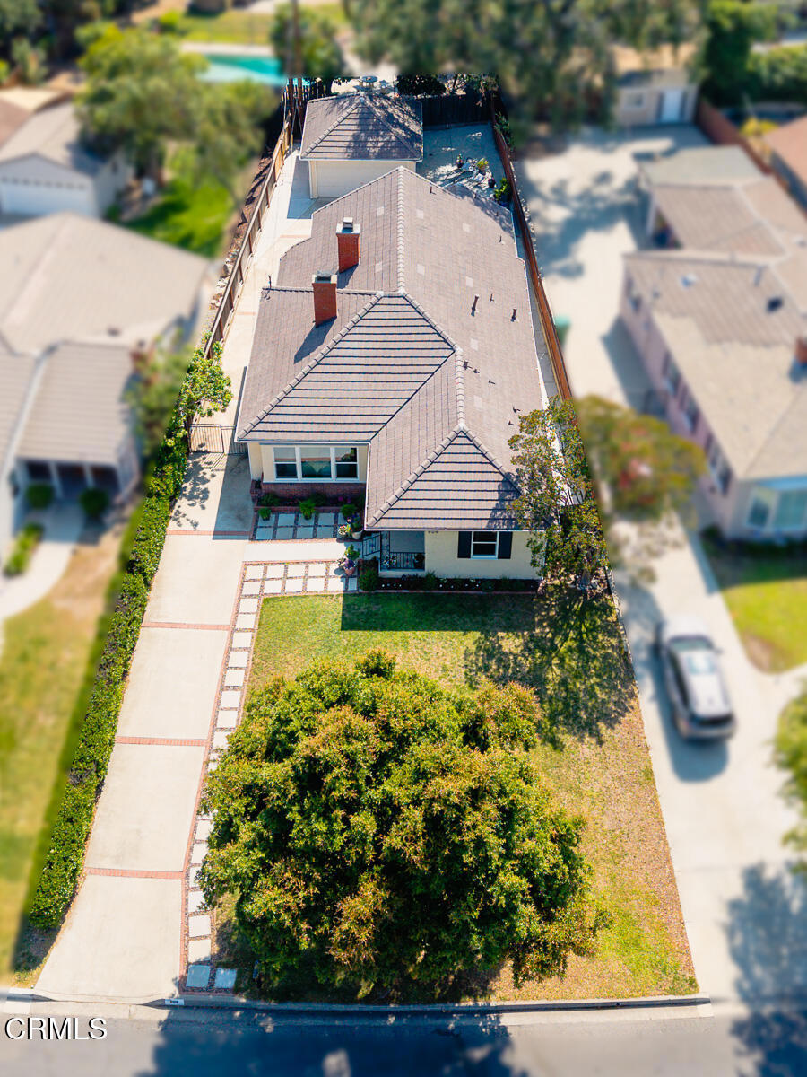 https://media.crmls.org/mediaz/1f0f0c3d-3a60-4cc0-ab55-c0b1672b3e9d.jpg?preset=X-Large
