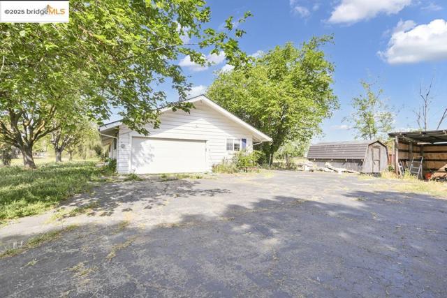26893 Marsh Creek Rd, Brentwood CA: https://media.crmls.org/mediaz/1f0f4981-4370-4489-a82c-5fc8dca75679.jpg