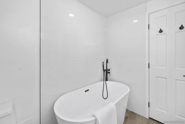 17268 Bernardo Oaks Dr, San Diego CA: https://media.crmls.org/mediaz/1f107553-d5e1-44e3-ad36-fecc17d84347.jpg