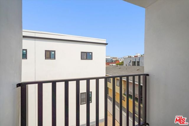 910 N Hudson Avenue, Los Angeles CA: https://media.crmls.org/mediaz/1f124d03-9c15-46ab-99af-dc0fab5f7077.jpg