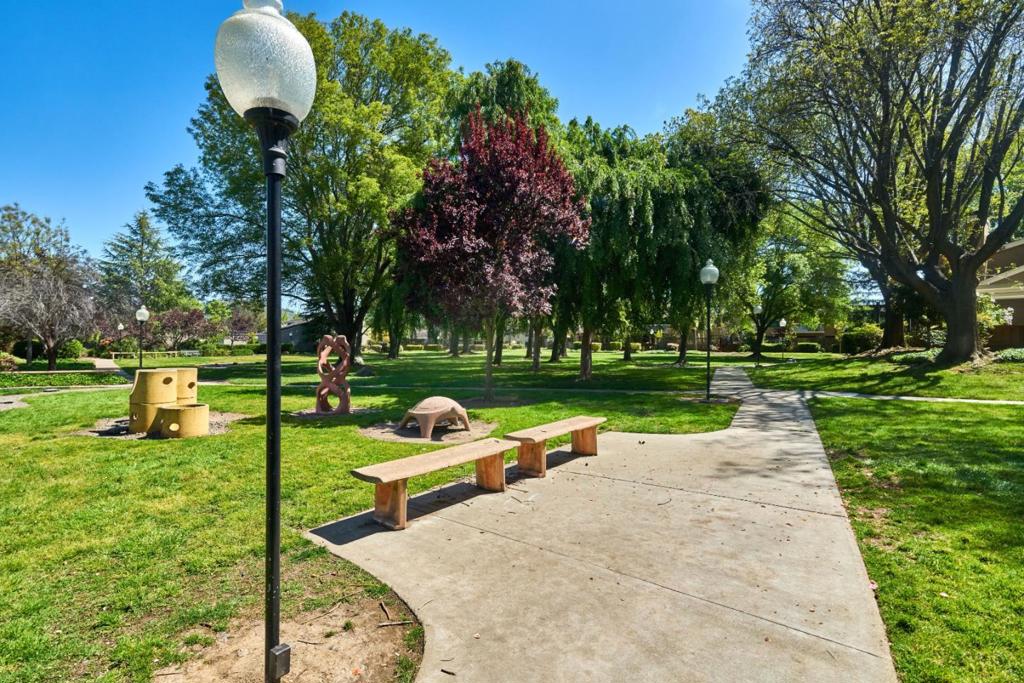 https://media.crmls.org/mediaz/1f1259df-d2f1-4add-a7eb-32464bd89913.jpg?preset=X-Large