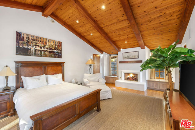 25127 Jim Bridger Road, Hidden Hills CA: https://media.crmls.org/mediaz/1f12c300-2619-4836-bb78-99e0246de99f.jpg