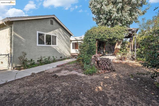 1916 Gamay DR, Oakley CA: https://media.crmls.org/mediaz/1f147764-5e4e-4af2-b9e7-6320ffb24d46.jpg