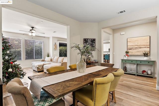 716 Cabada Dr, Brentwood CA: https://media.crmls.org/mediaz/1f14ff1a-a913-4e02-a46b-165866f45e55.jpg