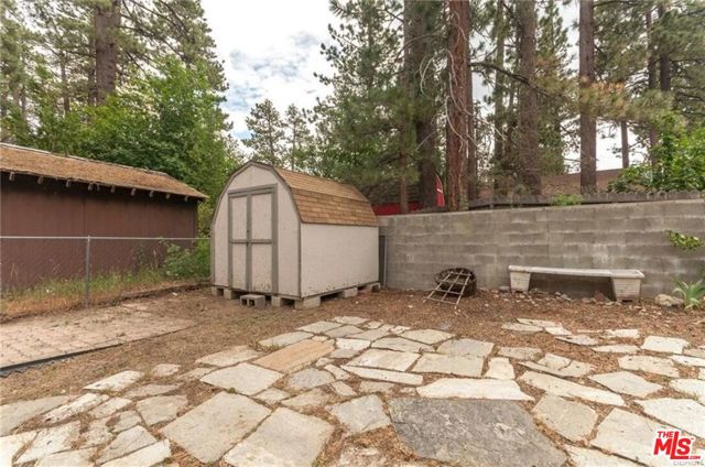 40249 ESTERLY Lane, Big Bear CA: https://media.crmls.org/mediaz/1f15ff92-599f-4618-b952-d5e0c525d5ac.jpg