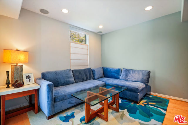 1533 18th Street, Santa Monica CA: https://media.crmls.org/mediaz/1f160320-a7b5-4636-8000-ecebe33e81d1.jpg