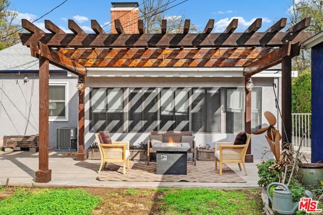 8131 Paso Robles Avenue, Lake Balboa CA: https://media.crmls.org/mediaz/1f179586-f8da-4757-b426-04d61e618ef5.jpg