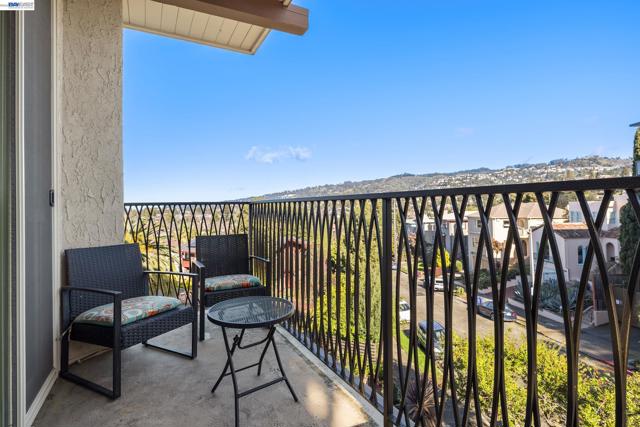 5405 Carlton St, Oakland CA: https://media.crmls.org/mediaz/1f179fe9-46b1-4f4b-83bd-e9167e28b92e.jpg
