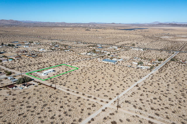 66050 Cottonwood Drive, Joshua Tree CA: https://media.crmls.org/mediaz/1f1918f5-89cf-4647-92c8-5a3cea85aef4.jpg