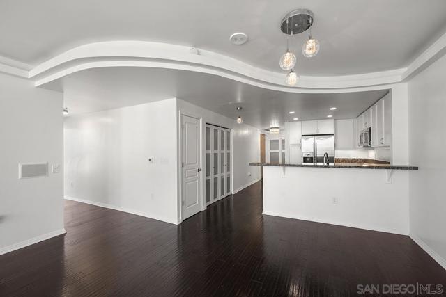 555 Front Street, San Diego CA: https://media.crmls.org/mediaz/1f19b20f-00bf-4835-bd70-f6139b70d041.jpg