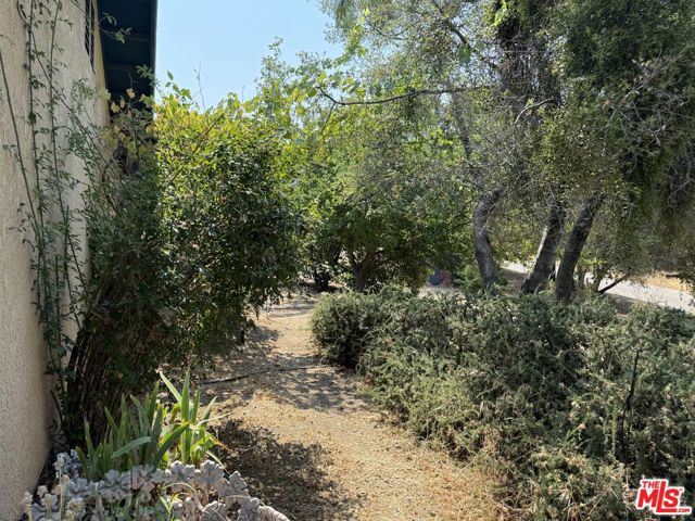 31199 Rolling Meadow Court, Coarsegold CA: https://media.crmls.org/mediaz/1f1c0130-8fb6-43cd-a80b-fce14ba9330d.jpg