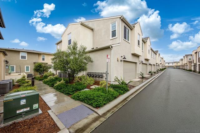 2097 Bluestone Cir, Chula Vista CA: https://media.crmls.org/mediaz/1f1c1ae4-9334-4556-91e8-6a73dcb96fe5.jpg