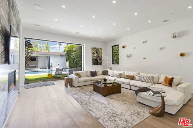 726 N Martel Avenue, Los Angeles CA: https://media.crmls.org/mediaz/1f1c6f13-1668-48a1-8095-f00d143e5619.jpg