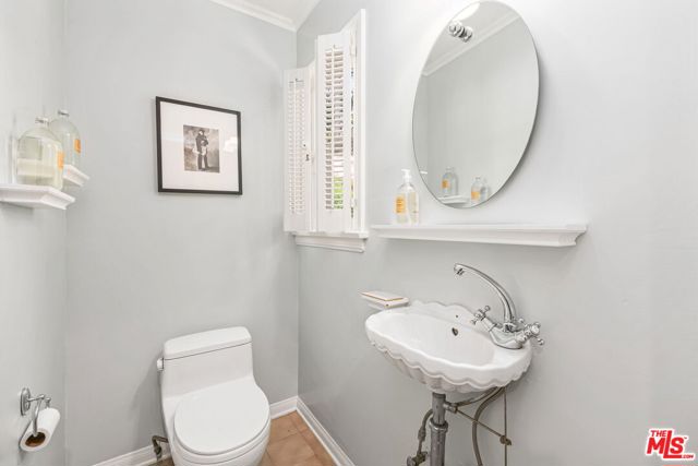 1376 San Ysidro Drive, Beverly Hills CA: https://media.crmls.org/mediaz/1f1daafb-74a8-4abc-a827-ab62f604d209.jpg