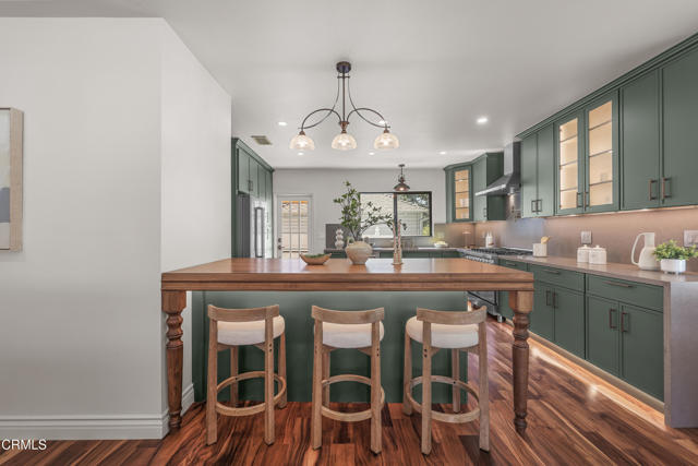 1710 N Oxford Avenue, Pasadena CA: https://media.crmls.org/mediaz/1f1ddf0b-0beb-47da-a4e1-b4e4060809bb.jpg