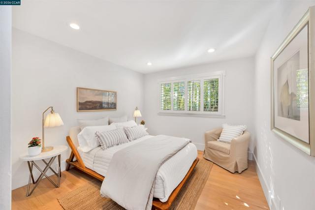 Image 32 of 53 For 942 Raintree Pl