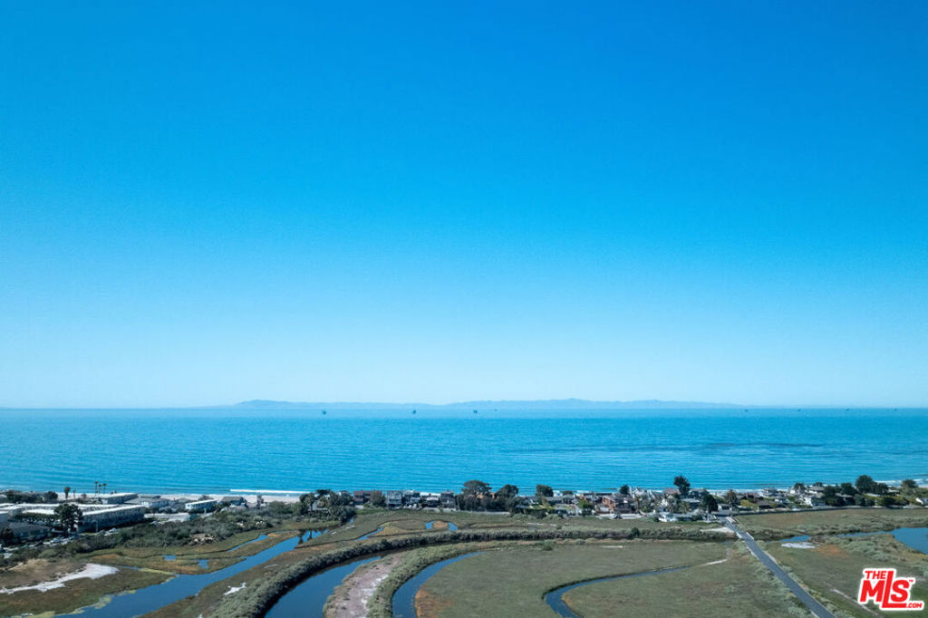 https://media.crmls.org/mediaz/1f211405-6582-4f57-a5f7-8e3dc189ca83.jpg?preset=X-Large