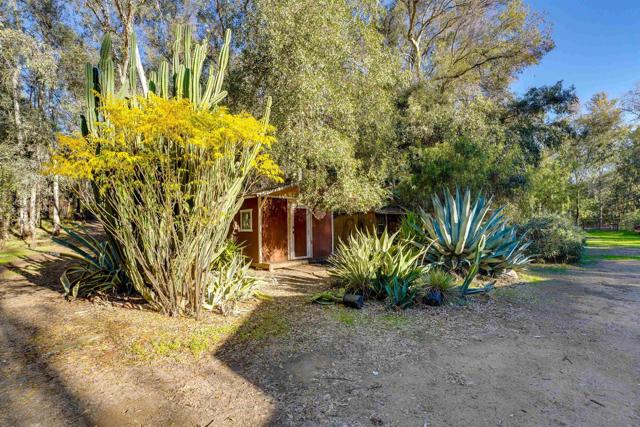 18408 Sweet Ln, Ramona CA: https://media.crmls.org/mediaz/1f21c806-7326-4ce3-9ebb-9857a60619eb.jpg