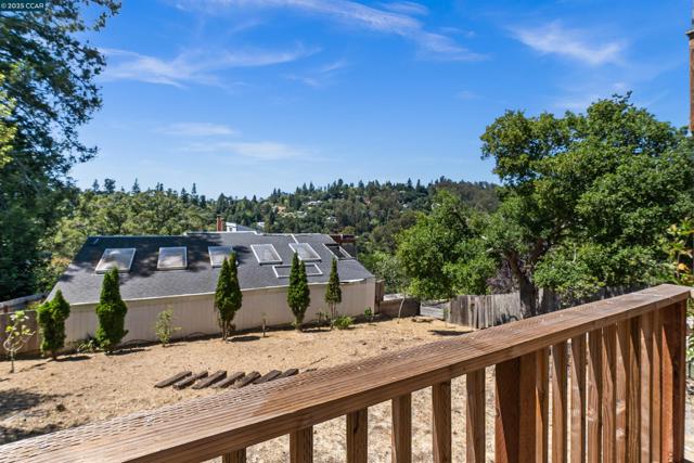 5915 ALHAMBRA AVE, Oakland CA: https://media.crmls.org/mediaz/1f22c879-f388-4b15-9b74-3d0d812257da.jpg