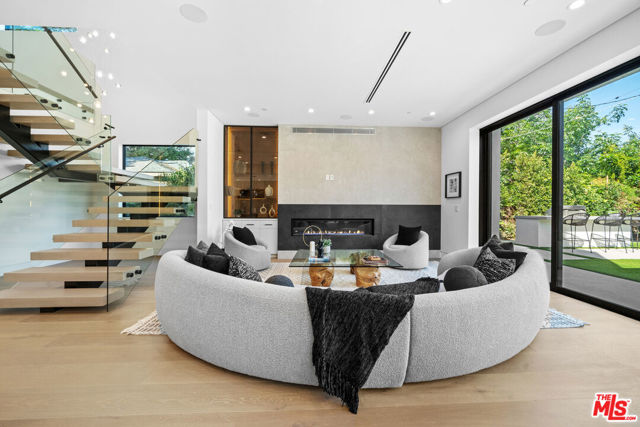 4818 Norwich Avenue, Sherman Oaks CA: https://media.crmls.org/mediaz/1f22e364-4dac-4fdc-81a5-e6e460b50051.jpg
