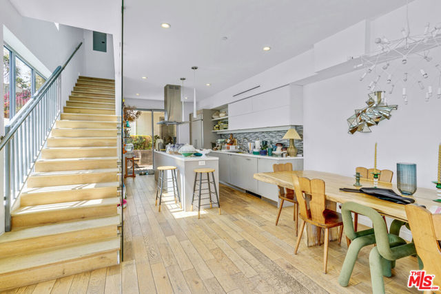 809 Brooks Avenue, Venice CA: https://media.crmls.org/mediaz/1f2481b6-22ab-4168-9363-b54a66abdbd4.jpg