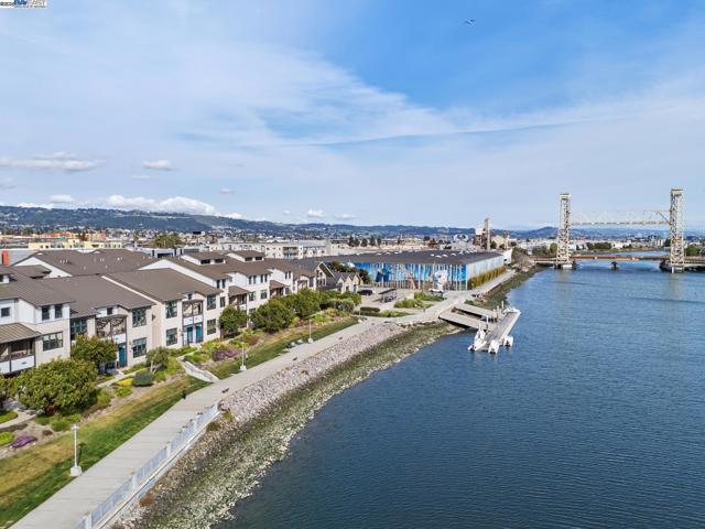 303 Bowsman Ct, Oakland CA: https://media.crmls.org/mediaz/1f257c7b-57ca-430a-bb20-26f9f68fde57.jpg