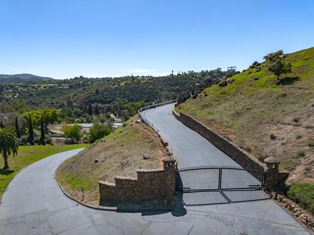 30419 Canyon Estates Road, Vista CA: https://media.crmls.org/mediaz/1f25ff57-550d-45d9-9451-d18094628ada.jpg