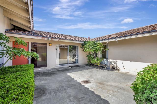 8838 La Jolla Scenic Dr N, La Jolla CA: https://media.crmls.org/mediaz/1f265c65-d97d-4e52-b597-4e2932ac9678.jpg