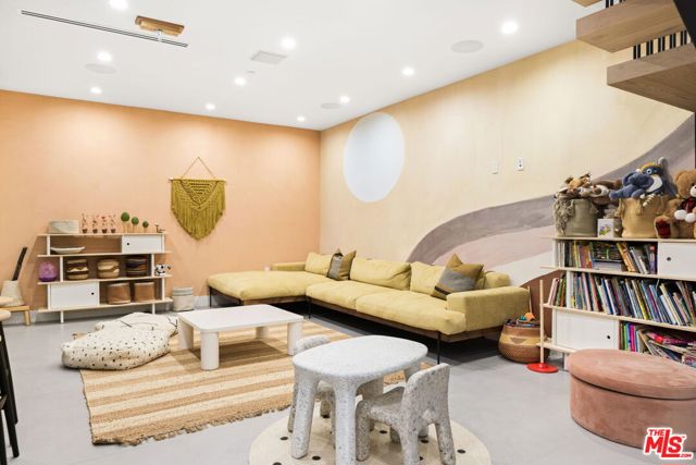 6310 Mirror Lake Drive, Los Angeles CA: https://media.crmls.org/mediaz/1f2720e7-dbef-4bae-a5aa-852f3b930a83.jpg