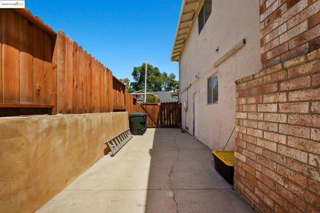 2125 Robles Dr, Antioch CA: https://media.crmls.org/mediaz/1f27399c-a4ce-41af-89de-b03aac7eabf1.jpg