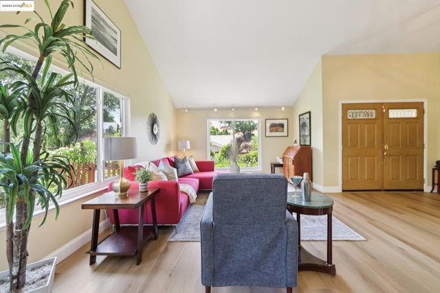 2353 Benham Ct, Walnut Creek CA: https://media.crmls.org/mediaz/1f285abb-4ba8-4ef1-8a18-afa26f7a5a77.jpg