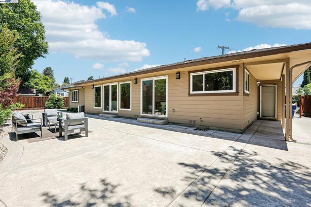 19927 Conrad Ct, Castro Valley CA: https://media.crmls.org/mediaz/1f28bfc3-84bb-4f52-a6ad-ad51d27fafc9.jpg