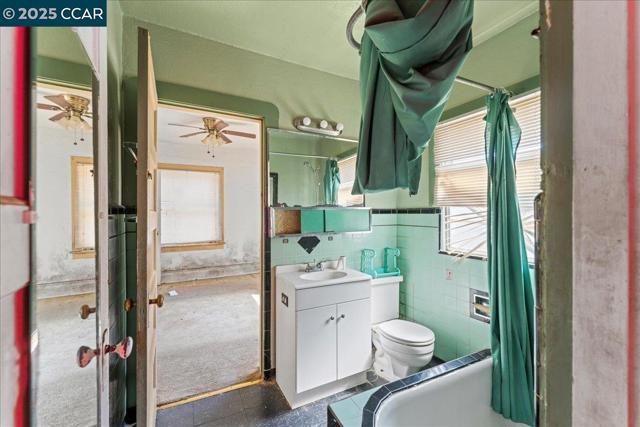 1229 55Th St, Emeryville CA: https://media.crmls.org/mediaz/1f28c783-4047-40dc-a712-61500d87faa3.jpg