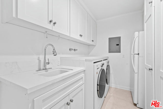 374 Homewood Road, Los Angeles CA: https://media.crmls.org/mediaz/1f2964e2-177e-46d6-9a82-7bf3b861f83a.jpg