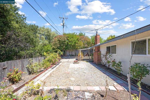 4816 Meadowbrook Dr, Richmond CA: https://media.crmls.org/mediaz/1f2a3727-b82e-44af-8d6c-ce59c10c3249.jpg
