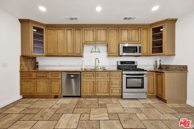 10109 Gloria Avenue, North Hills CA: https://media.crmls.org/mediaz/1f2b5f10-66cf-4020-ad1d-c6d84efa4769.jpg