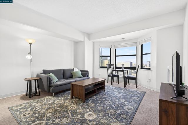 988 Franklin St, Oakland CA: https://media.crmls.org/mediaz/1f2b835f-a656-444b-879e-2b027bc1fce8.jpg