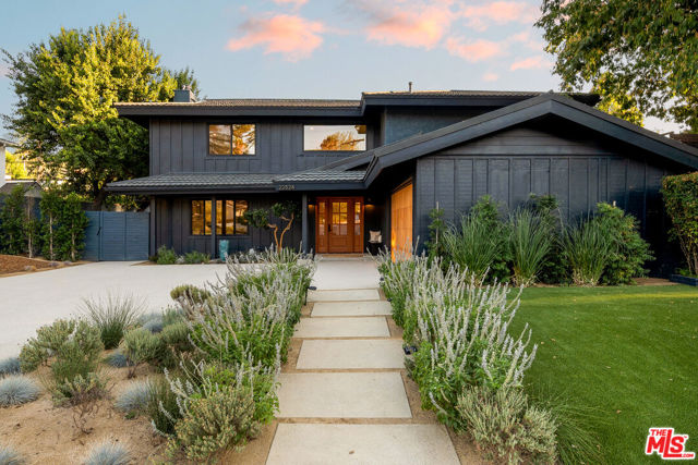 22824 Margarita Drive, Woodland Hills CA: https://media.crmls.org/mediaz/1f2bcd58-4bb6-43cc-ae5d-429319400154.jpg