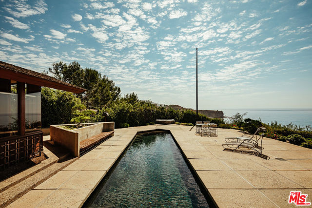 8 Sea Cove Drive, Rancho Palos Verdes CA: https://media.crmls.org/mediaz/1f2ca55b-4c82-44c3-a97c-de52249ad741.jpg