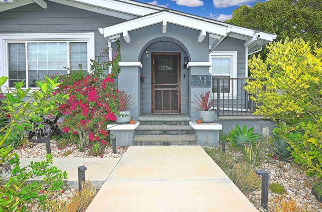5706 Brookdale Ave, Oakland CA: https://media.crmls.org/mediaz/1f2cc992-b756-4543-b4a5-4d18057ae921.jpg