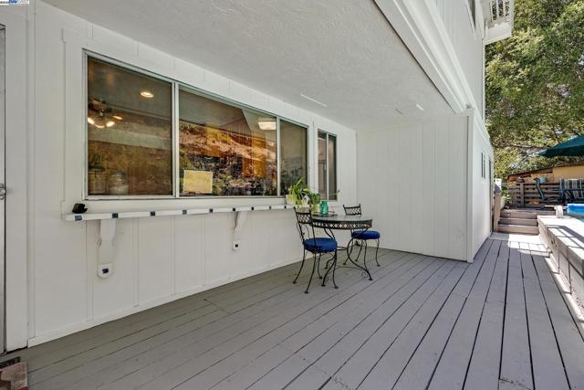 1923 Green Valley Rd, Alamo CA: https://media.crmls.org/mediaz/1f2cd07f-476e-4af7-862d-5a6f4b0e8f07.jpg