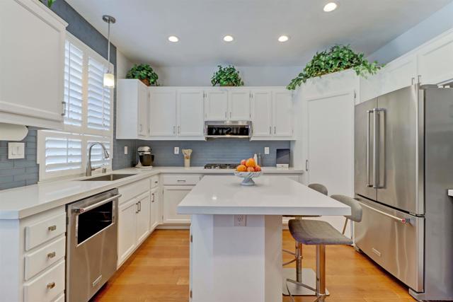 946 Camino De La Reina, San Diego CA: https://media.crmls.org/mediaz/1f2d05a2-1ac0-4ef3-9f61-69c08bbf6fef.jpg