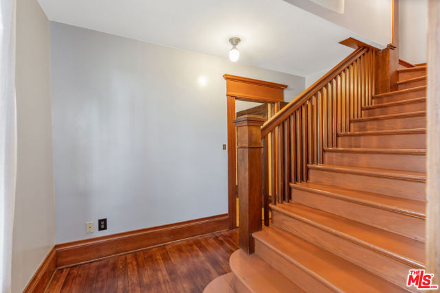 1049 Elden Avenue, Los Angeles CA: https://media.crmls.org/mediaz/1f2f7699-995f-427f-8ef1-beb39111ec45.jpg