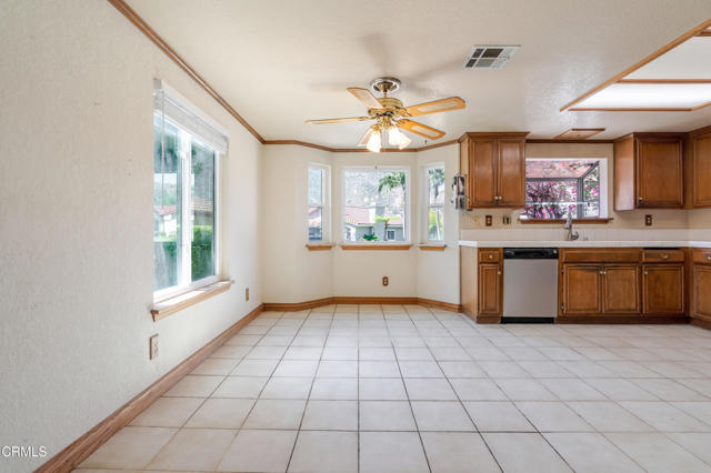 1069 Belleza Street, Camarillo CA: https://media.crmls.org/mediaz/1f30bc5f-4654-4250-b37c-d165bdd5420a.jpg