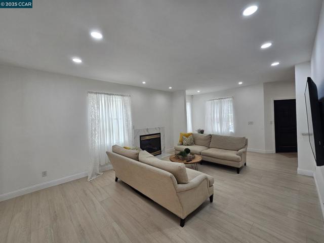 2785 Butters Dr, Oakland CA: https://media.crmls.org/mediaz/1f30f1fa-92f5-4828-b266-8fd8f40c5c30.jpg