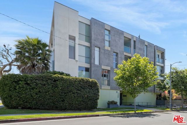 2400 Corinth Avenue, Los Angeles CA: https://media.crmls.org/mediaz/1f3107fa-c7ee-46e6-aadf-591a1b65c13d.jpg